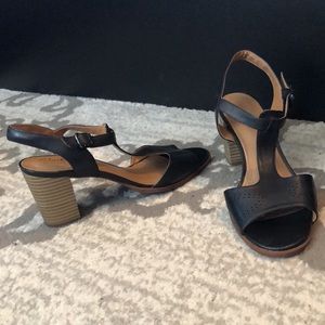 🎁 Clarks Black T Strap Low Healed sandal